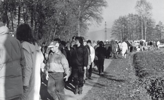 12. November 1989, Menschenmengen an der »Gebrannten Brücke«