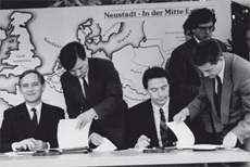 Innenminister Schäuble und Diestel bei der 
               Unterzeichnung des Staatsvertrages über die Abschaffung der Personenkontrollen 1990