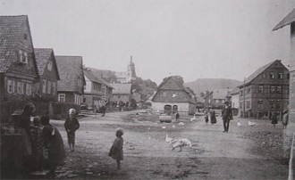 Marktplatz Heinersdorf um 1910 mit altem Dorfbrauhaus in der Bildmitte, Quelle: Gemeinde Judenbach
